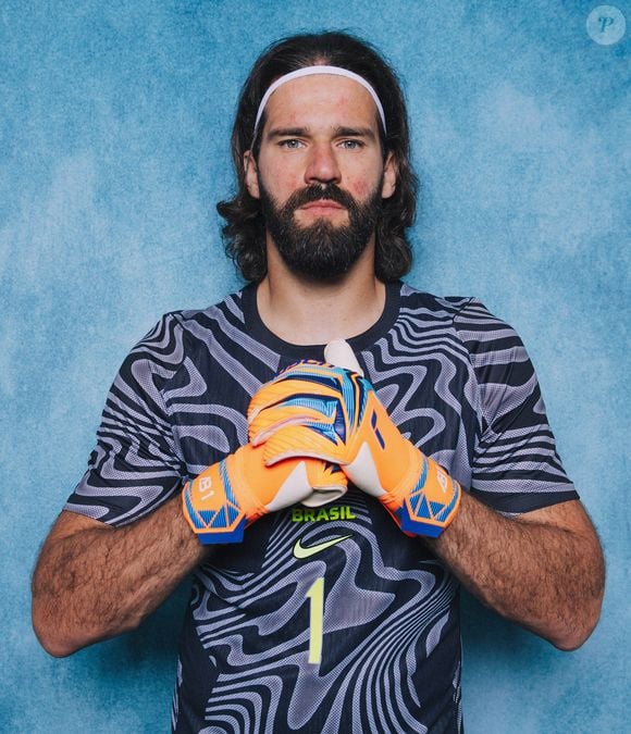 Alisson abriu detalhes da relação com a fé, falou sobre 'corrupção' no futebol e revelou mergulho na teologia durante pausa no Liverpool