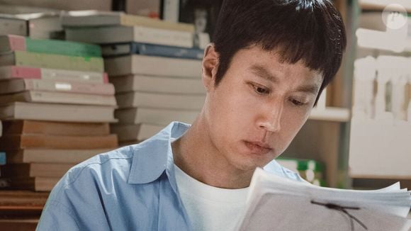 Dong-ju descobre que o Kang-san deixou um manuscrito que ele acaba publicando, mas que esconde um segredo obscuro