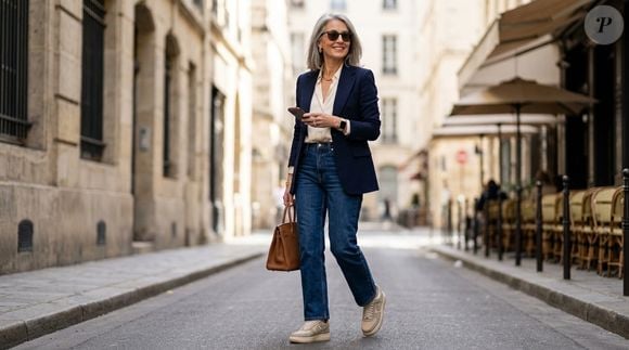 Para quem gosta de apostar em combinações elegantes e fáceis de reproduzir, blazer e jeans aparecem como uma das melhores apostas para usar o Nike Air Force 1 na tonalidade 'folha de papel reciclado'