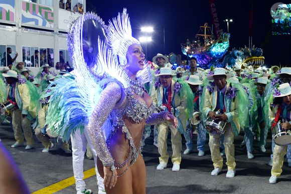Com fantasia de LED, Paolla Oliveira se emocionou em despedida da Grande Rio