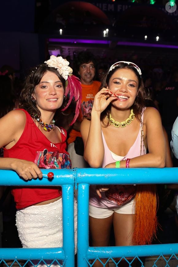 Sophie Charlotte posou exibindo sua beleza natural com um look simples de regata e shortinho