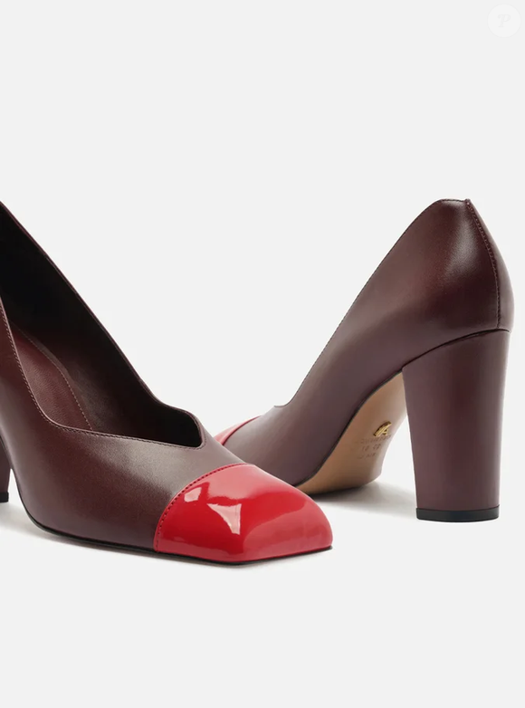 O vermelho é o destaque do Scarpin Margot, da Arezzo, modelo vendido por R$ 399,90. Com salto médio bloco e formato quadrado na ponta, o calçado combina camurcina, verniz e nylon transparente, criando uma proposta que pode acompanhar desde produções casuais até looks mais sofisticados