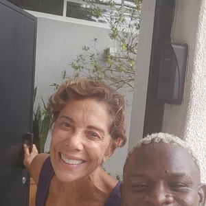 A atriz Ângela Vieira viralizou em um vídeo onde aparece atendendo um 'fã' e tirando fotos, super simpática, ao seu lado