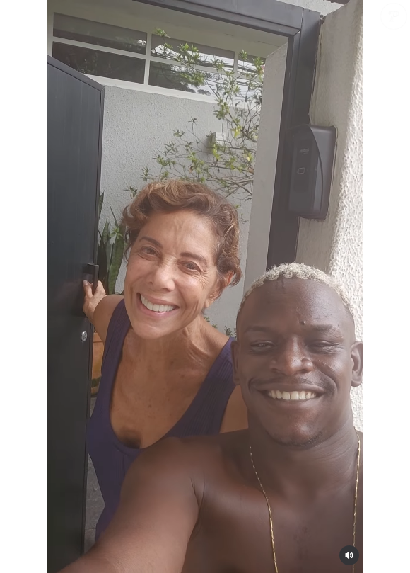 A atriz Ângela Vieira viralizou em um vídeo onde aparece atendendo um 'fã' e tirando fotos, super simpática, ao seu lado