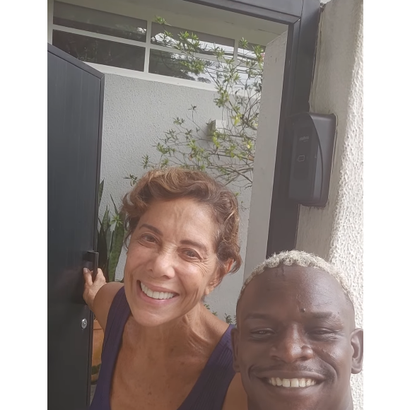 A atriz Ângela Vieira viralizou em um vídeo onde aparece atendendo um 'fã' e tirando fotos, super simpática, ao seu lado