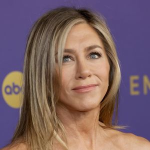 Jennifer Aniston desmentiu os boatos de um possível romance com Barack Obama no ano passado (2024).