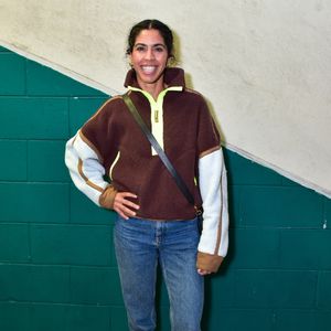 Bela Gil investiu em uma proposta comfy e quentinha ao usar um casaco de fleece peluciado em marrom, azul-claro e detalhes neon. A apresentadora equilibrou o volume da peça com uma calça jeans de lavagem clássica e corte reto