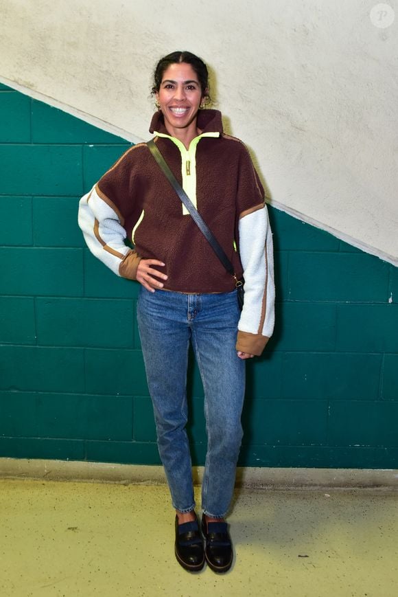 Bela Gil investiu em uma proposta comfy e quentinha ao usar um casaco de fleece peluciado em marrom, azul-claro e detalhes neon. A apresentadora equilibrou o volume da peça com uma calça jeans de lavagem clássica e corte reto