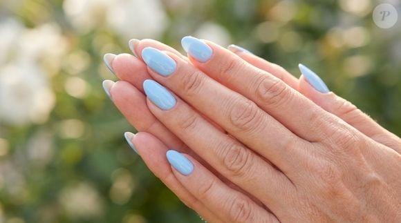 O azul-céu está entre os tons claros que ganham destaque naprimavera por trazer luminosidade às mãos e valorizar o bronzeado. Em versão pastel, a cor pode aparecer tanto em unhas minimalistas quanto em desenhos mais criativos