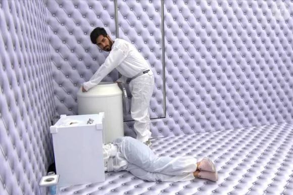 Tudo saiu do controle quando Ricardinho abriu as latas de água no cooler e foi 'pego no pulo' por Gabriela e Chaiany