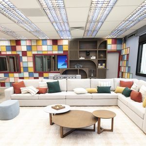 Veja a sala da Casa da Convivência no reality Casa do Patrão, ambiente central para alianças e conflitos no jogo