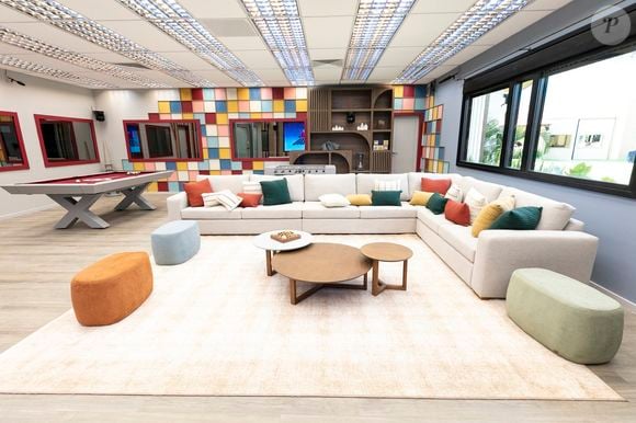 Veja a sala da Casa da Convivência no reality Casa do Patrão, ambiente central para alianças e conflitos no jogo