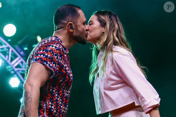 Paolla Oliveira e Diogo Nogueira deram um beijão no palco