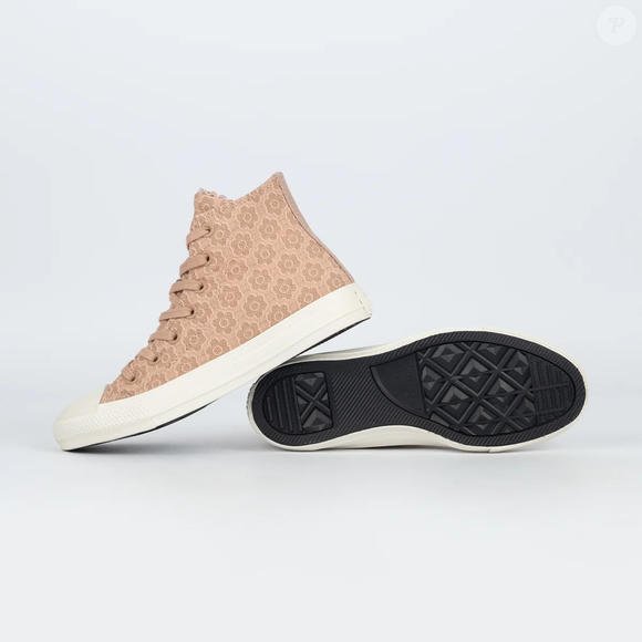 Vendido por R$ 399,90, o Converse Chuck Taylor All Star Hi Floral Crochet Café com Leite Amêndoa chega como uma alternativa mais acessível para atualizar os looks da estação com um toque romântico e artesanal