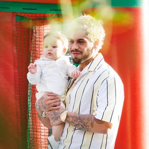 Zé Felipe chega à festa da filha após separação e reencontro com Virginia chama atenção: 'Presença de pai, apesar do fim'