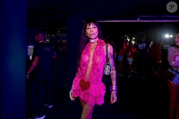 Mas o que realmente chamou atenção foi o coração estratégico na região íntima, que deixou seu visual ainda mais provocante.