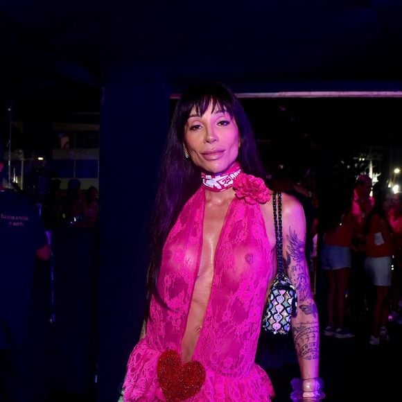 Mas o que realmente chamou atenção foi o coração estratégico na região íntima, que deixou seu visual ainda mais provocante.