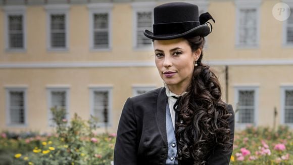 Na primeira fase de 'Além do Tempo', Melissa (Paolla Oliveira) foi responsável por uma das maiores crueldades contra Lívia (Alinne Moraes): empurrou a rival de um penhasco. Por causa disso, acabou sendo morta por Pedro (Emilio Dantas).