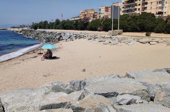 O município fica nas encostas da Serra Litoral Catalã, mas também está a apenas alguns minutos do mar