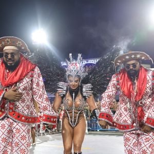 À frente da bateria do Salgueiro, Viviane Araújo apostou em fantasia ousada e com efeitos de LED - Foto: Brazilnews/Agnews