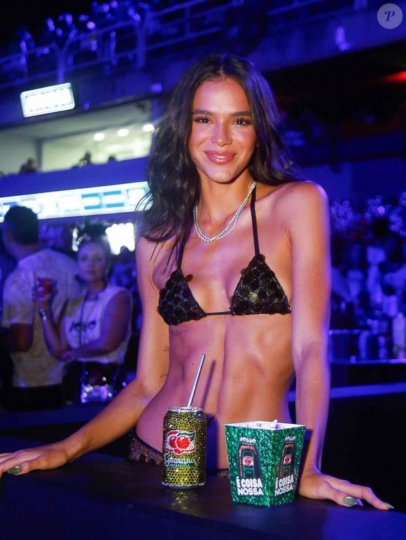 Bruna Marquezine está no Carnaval do RJ após estreia no Oscar
