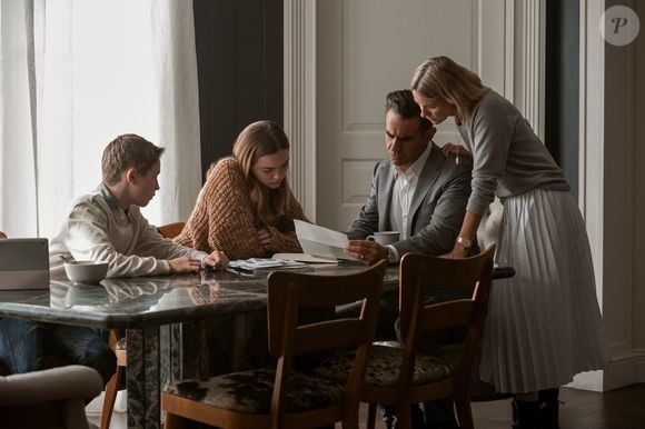 Sofrendo ameaças e tendo informações pessoais expostas, a rotina da família muda completamente e como o medo se instaura, aos poucos, no dia a dia