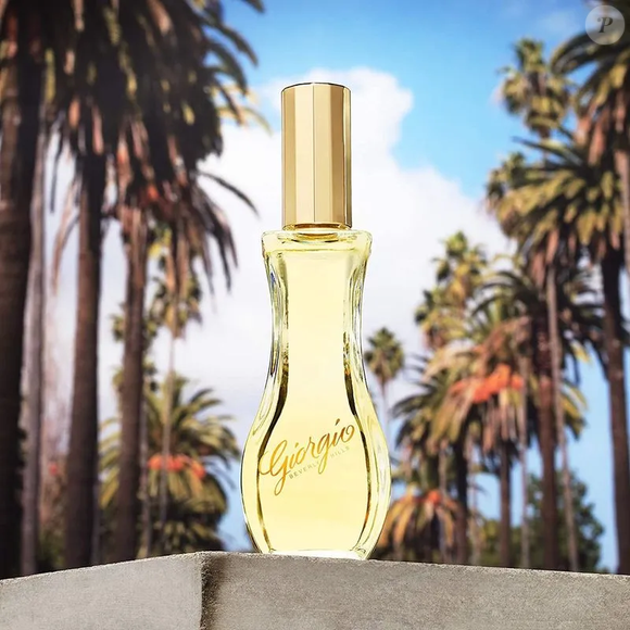 O perfume da Giorgio Beverly Hills combina elementos florais, frutados e amadeirados em sua composição