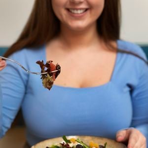 A alimentação tem papel importante no controle dos sintomas do lipedema, já que o cardápio pode desencadear processos inflamatórios e retenção de líquidos no corpo