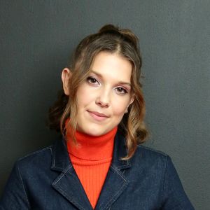 Millie Bobby Brown passou a trazer mais da sua personalidade nos looks; neste, jeans e botas de bico fino surgem juntos