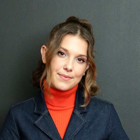 Millie Bobby Brown passou a trazer mais da sua personalidade nos looks; neste, jeans e botas de bico fino surgem juntos