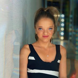 Nesta foto, com batom e make, Rafaella Justus ficou a cara da mãe!