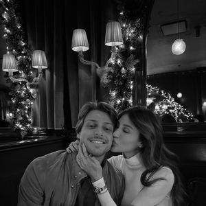 O noivado do casal aconteceu em grande estilo: St. Barths, uma das ilhas mais exclusivas do Caribe, foi o cenário escolhido para o pedido digno de filme