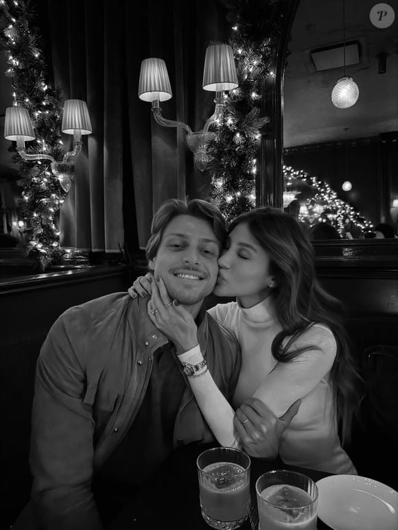 O noivado do casal aconteceu em grande estilo: St. Barths, uma das ilhas mais exclusivas do Caribe, foi o cenário escolhido para o pedido digno de filme