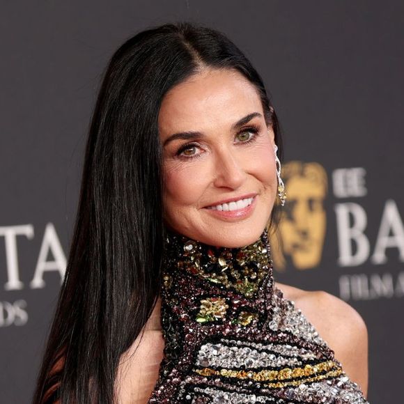 Demi Moore cresceu em uma realidade marcada por desafios emocionais e instabilidade familiar, algo que especialistas apontam como comum entre pessoas das décadas de 1960 e 1970