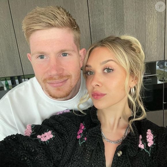 Michèle Lacroix e Kevin De Bruyne (Bélgica) estão juntos desde 2014 e se casaram em 2017. Eles têm três filhos e costumam compartilhar momentos familiares nas redes sociais