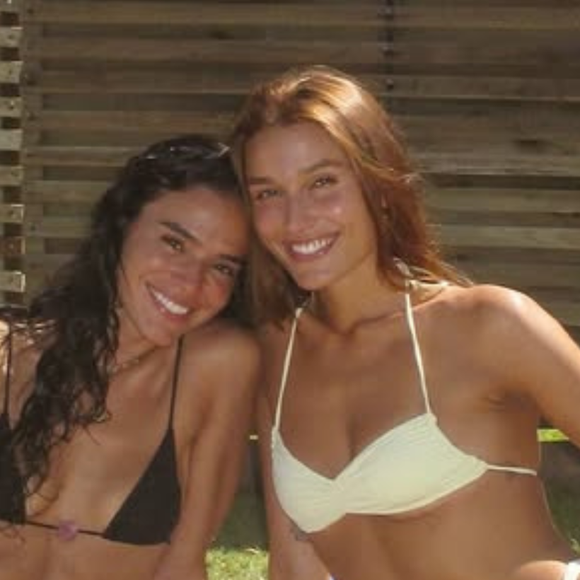 As tatuagens iguais de Bruna Marquezine e Sasha Meneghel deram o que falar nas redes sociais. O desenho minimalista chamou atenção pela delicadeza e reforçou uma das amizades mais queridas entre os famosos