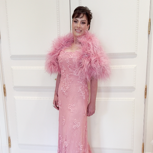 Magda Colares escolheu um vestido rosa extravagante com plumas nos ombros para o casamento da filha