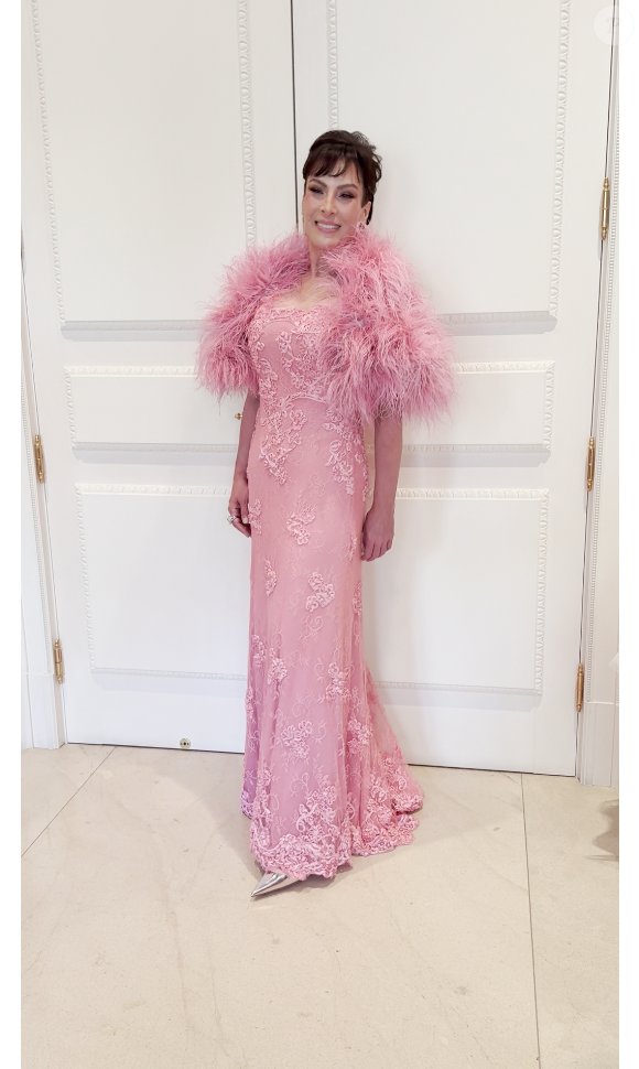 Magda Colares escolheu um vestido rosa extravagante com plumas nos ombros para o casamento da filha