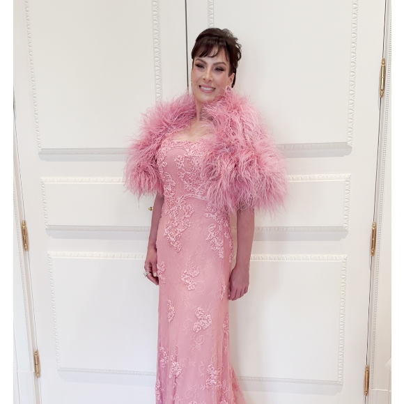 Magda Colares escolheu um vestido rosa extravagante com plumas nos ombros para o casamento da filha