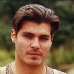 Matteo conta a Tiziu que nasceu a filha de Giuliana, mas pede segredo.