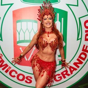 Jaquelline Grohalski apostou em um conjunto vermelho com recortes, pedrarias e franjas de cristais para a Noite das Musas da Grande Rio