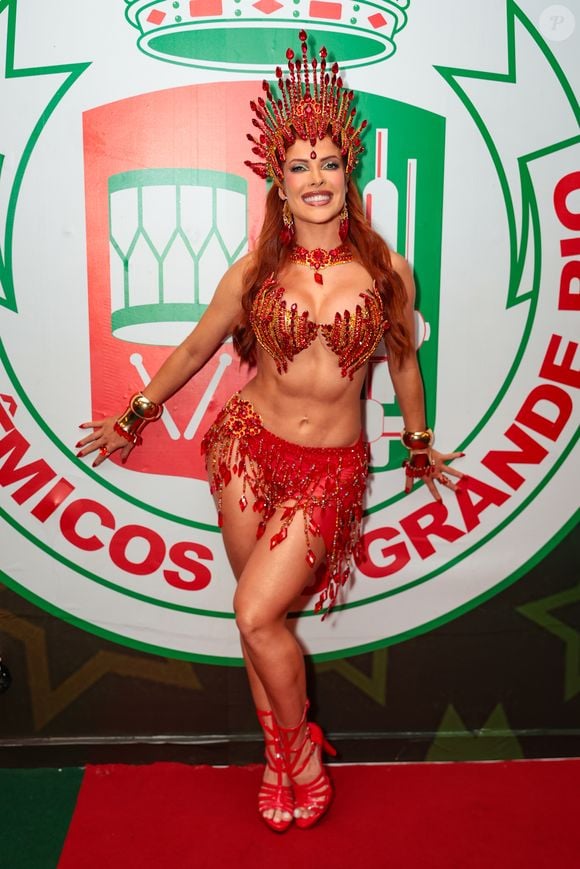 Jaquelline Grohalski apostou em um conjunto vermelho com recortes, pedrarias e franjas de cristais para a Noite das Musas da Grande Rio