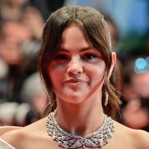 O legado de Freud voltou às redes sociais enquanto histórias compartilhadas por Selena Gomez aproximam o público dos debates sobre mente e emoções