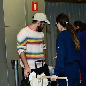 Filho de Preta Gil, Francisco Gil conversa com a família no desembarque em SP após morte da mãe