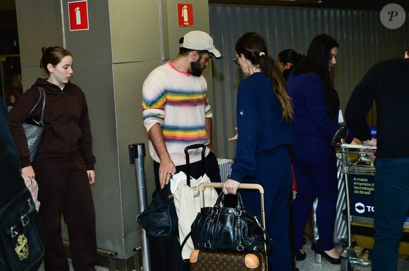 Filho de Preta Gil, Francisco Gil conversa com a família no desembarque em SP após morte da mãe