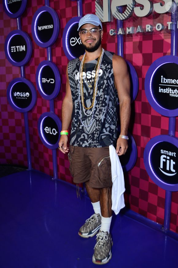 Desfile das Campeãs 2025: filho de Preta Gil, Francisco Gil curtiu a folia de abadá e bermuda