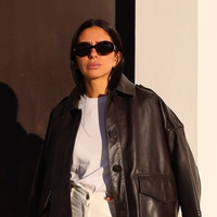 Os novos tênis Adidas pretos como azeviche parecem joias vintage e são um sucesso entre as garotas clássicas