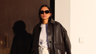 Os novos tênis Adidas pretos como azeviche parecem joias vintage e são um sucesso entre as garotas clássicas