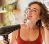 A umidade é uma das principais responsáveis pelo frizz, já que pode favorecer a abertura das cutículas do cabelo