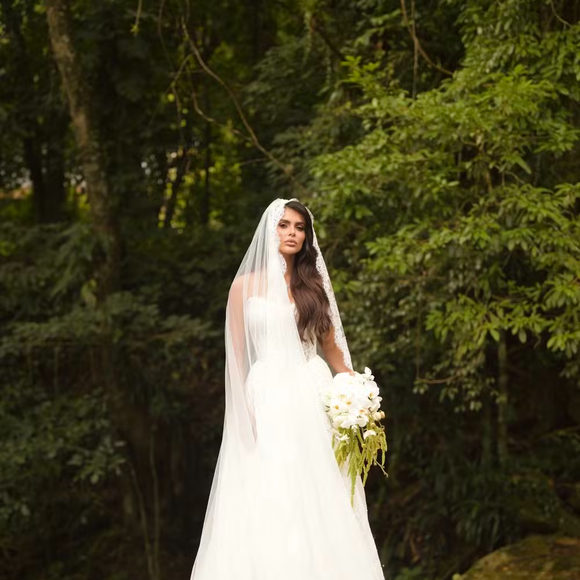 O que começou como uma celebração marcada pelo casamento e pelo anúncio da primeira gravidez terminou com uma notícia triste para o casal. Segundo o ge, Gabriel Medina e Isabella Arantes perderam o bebê no terceiro mês de gestação, enquanto o portal LeoDias relembrou que a gravidez havia sido revelada durante os votos no altar